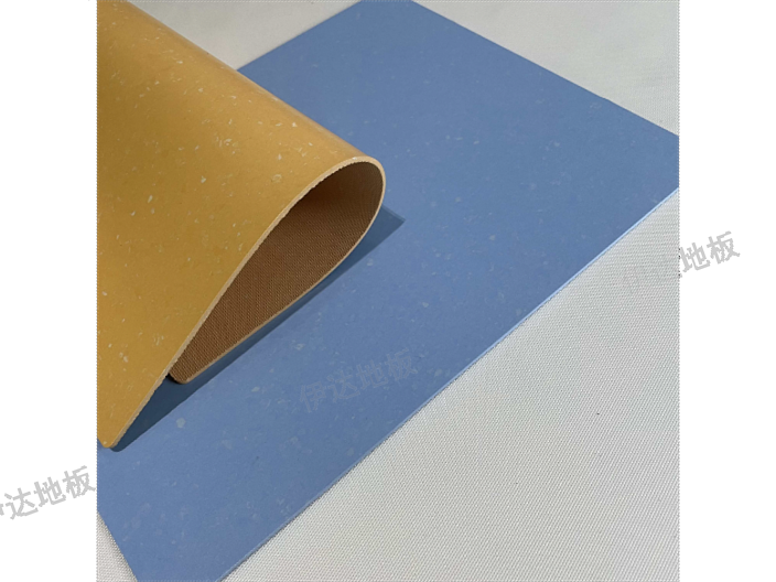 卷材地板以聚氯乙烯树脂为主要原料,加入适当助剂,在片状连续基材上