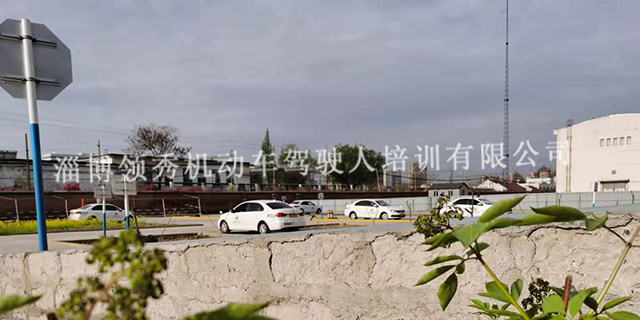 淄博高新区快速拿证的驾校报名多少钱 领秀驾校供应;