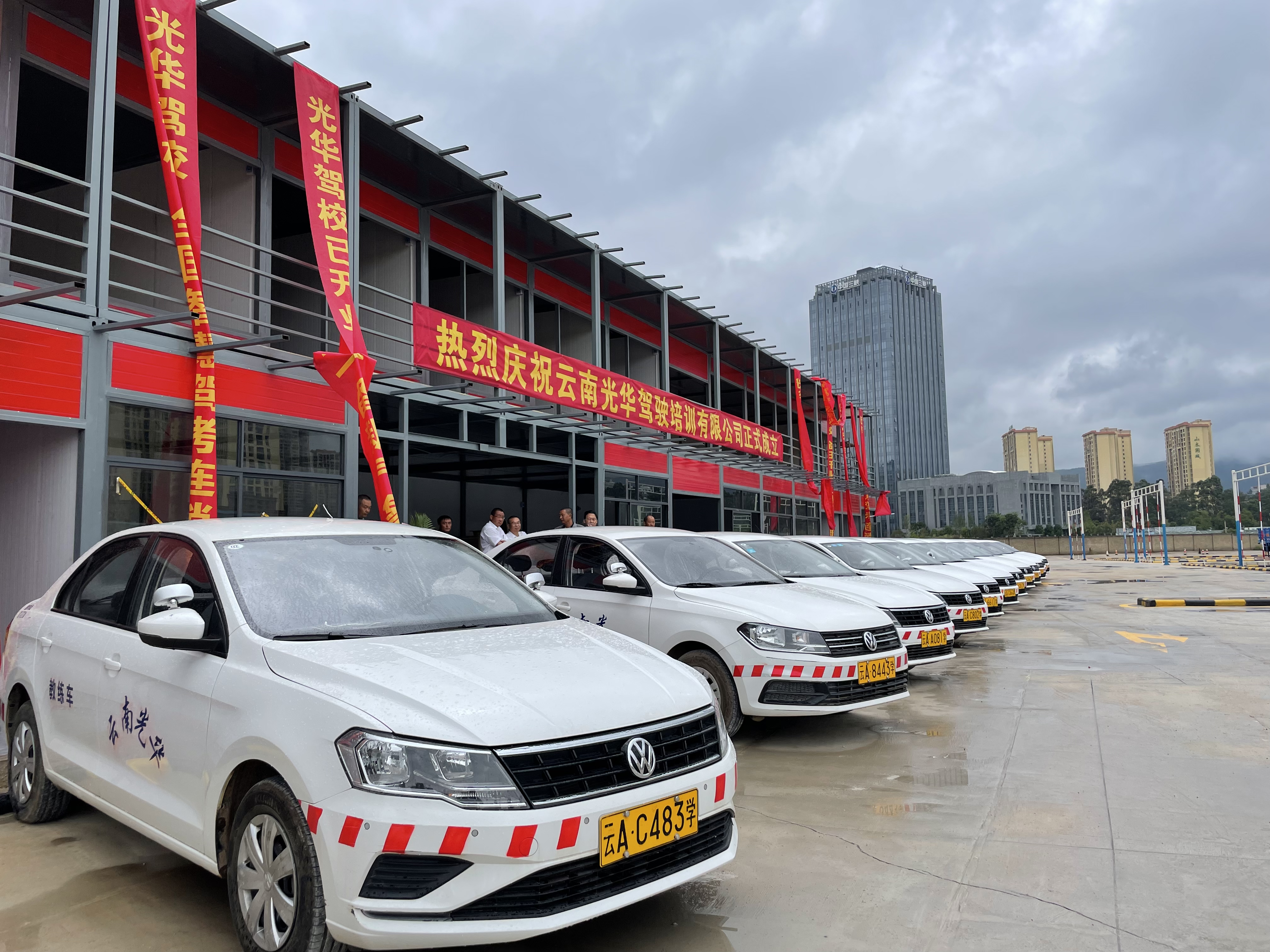 c2:4480元服务项目包括:1,不限学时练科二科三; 2,练车定时定点接送