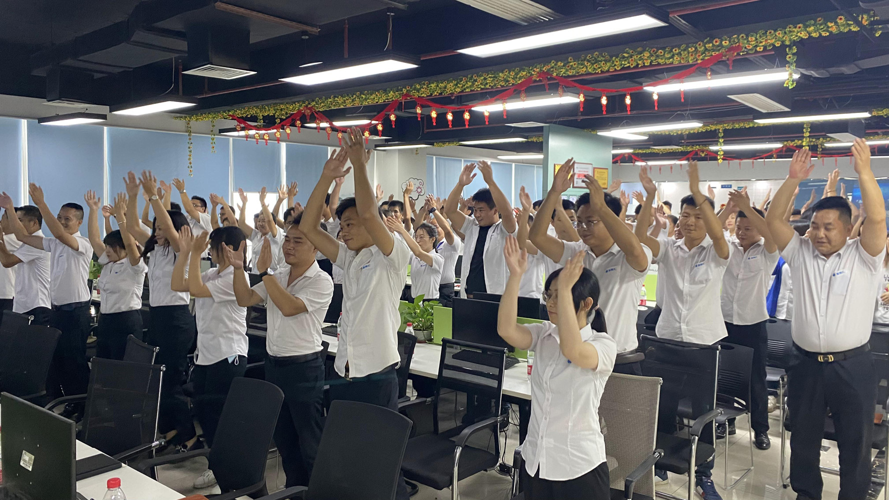 特邀每一排的第—位小伙伴一同上台,进行"向前冲"的舞蹈展示