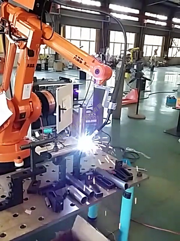 机器人焊接钢管