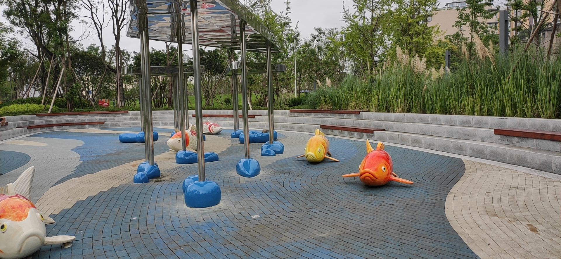 驛馬河公園玻璃鋼水泡泡雕塑