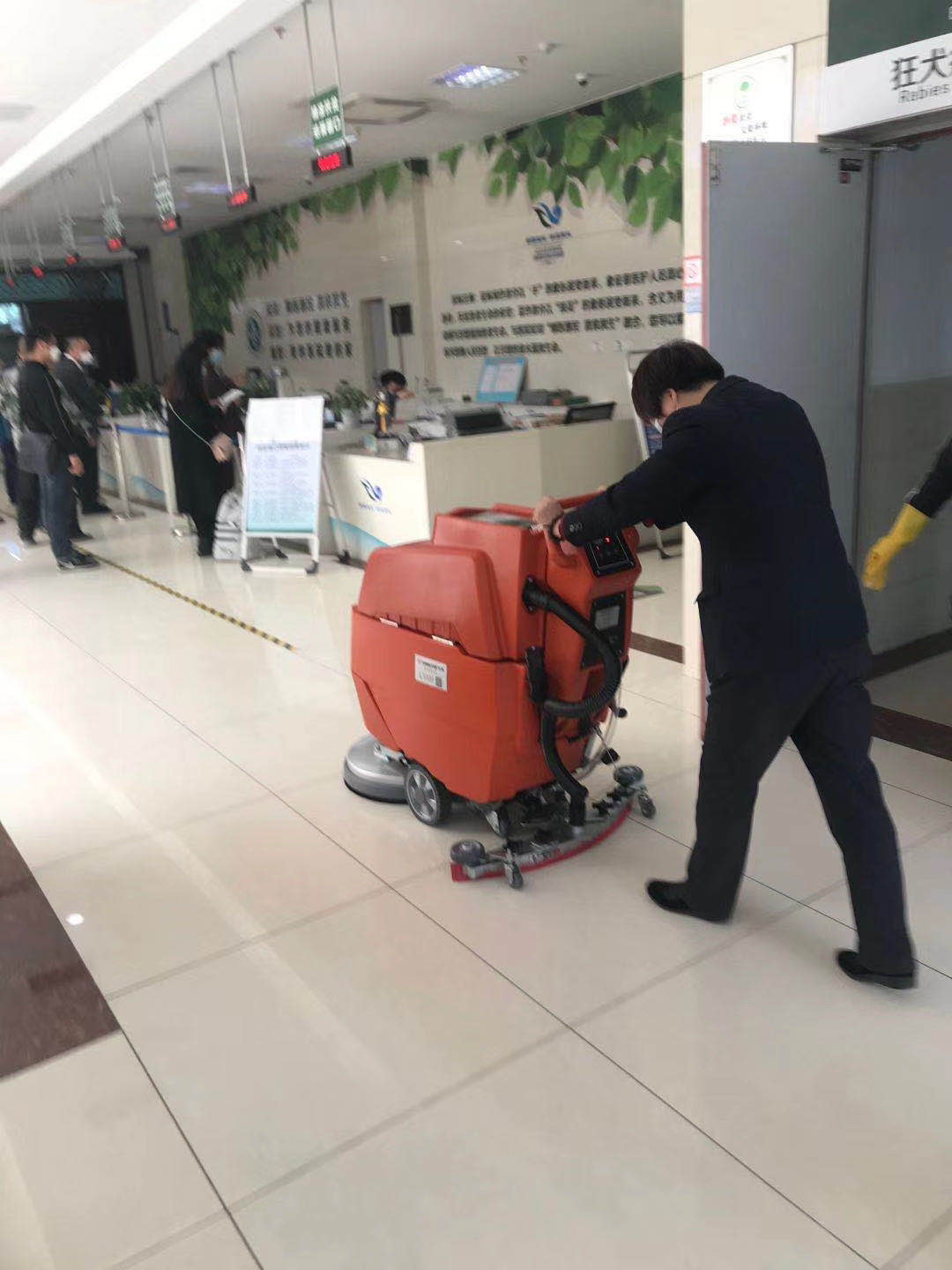 企業怎么選擇一款好用的洗地機呢？