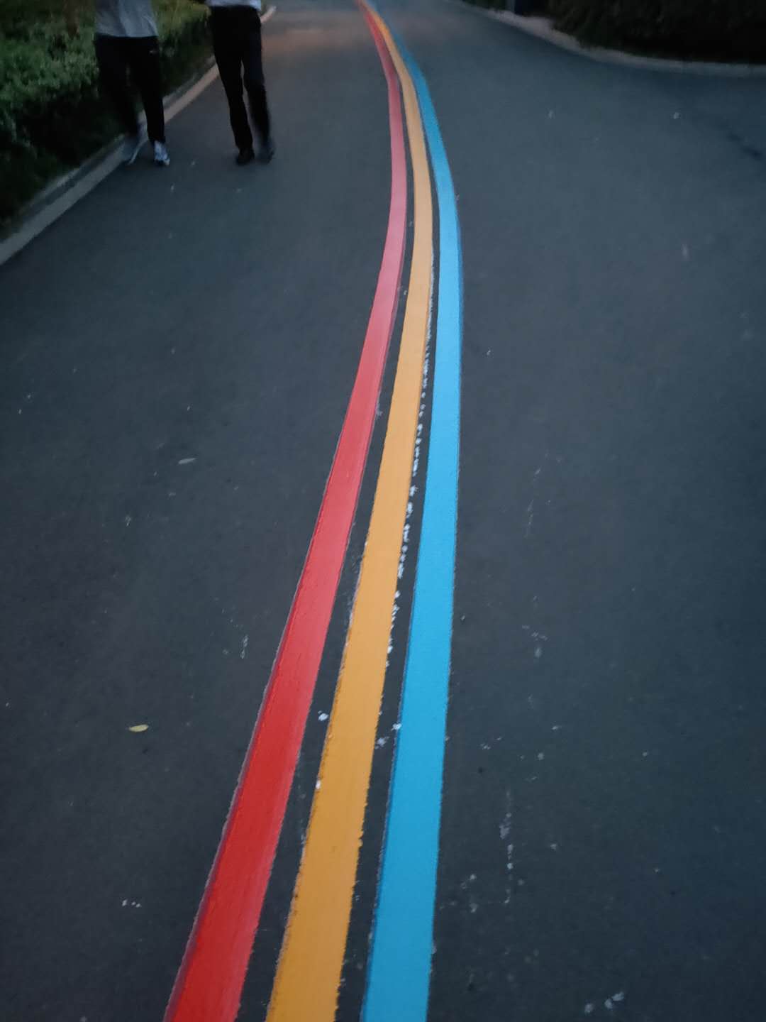 彩虹道路标线