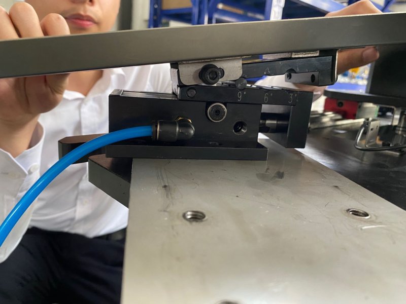 冲床周边自动化客户进行韩国powertec-psr系列冲压排废料装置现场安装