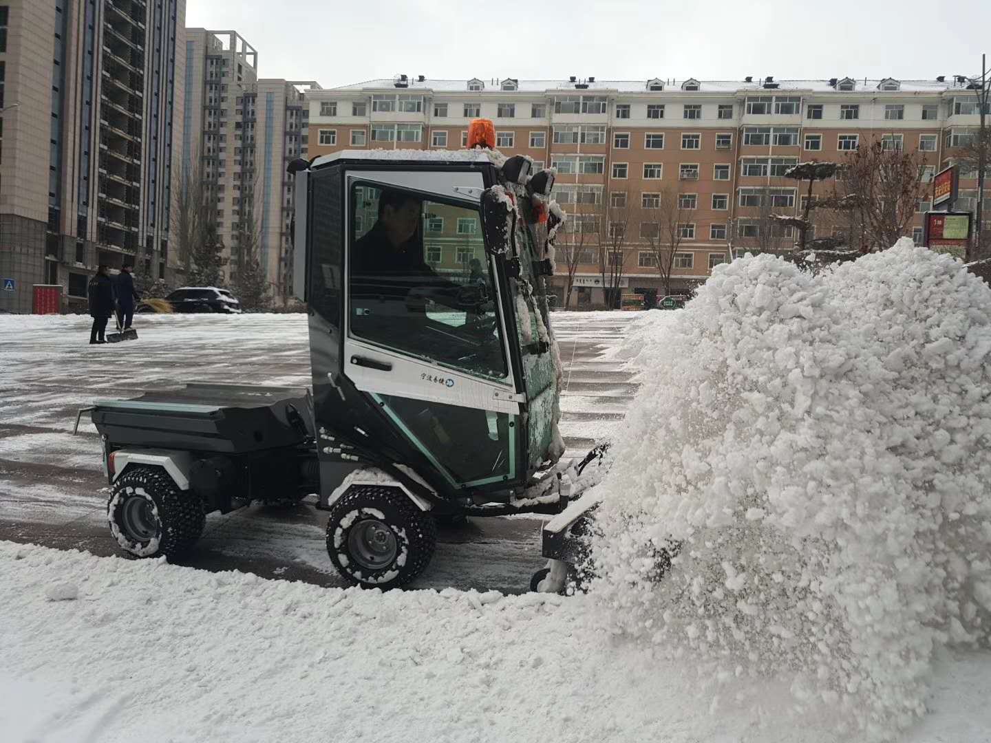 多功能电动驾驶式扫地机 多功能电动驾驶式扫地机