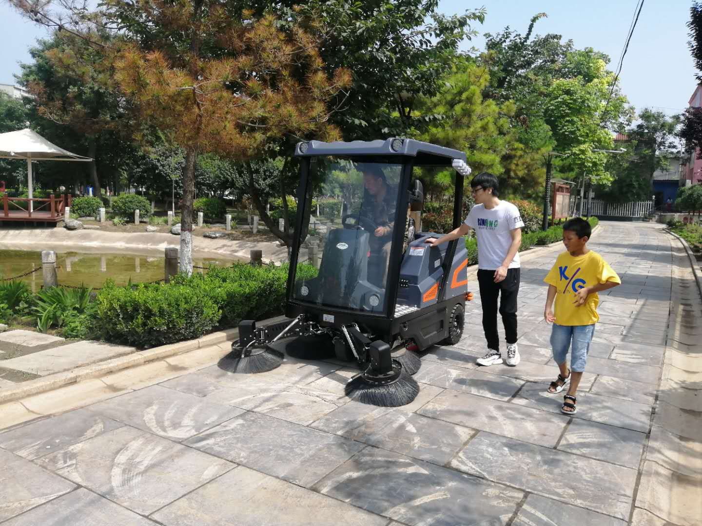 电动驾驶式扫地机