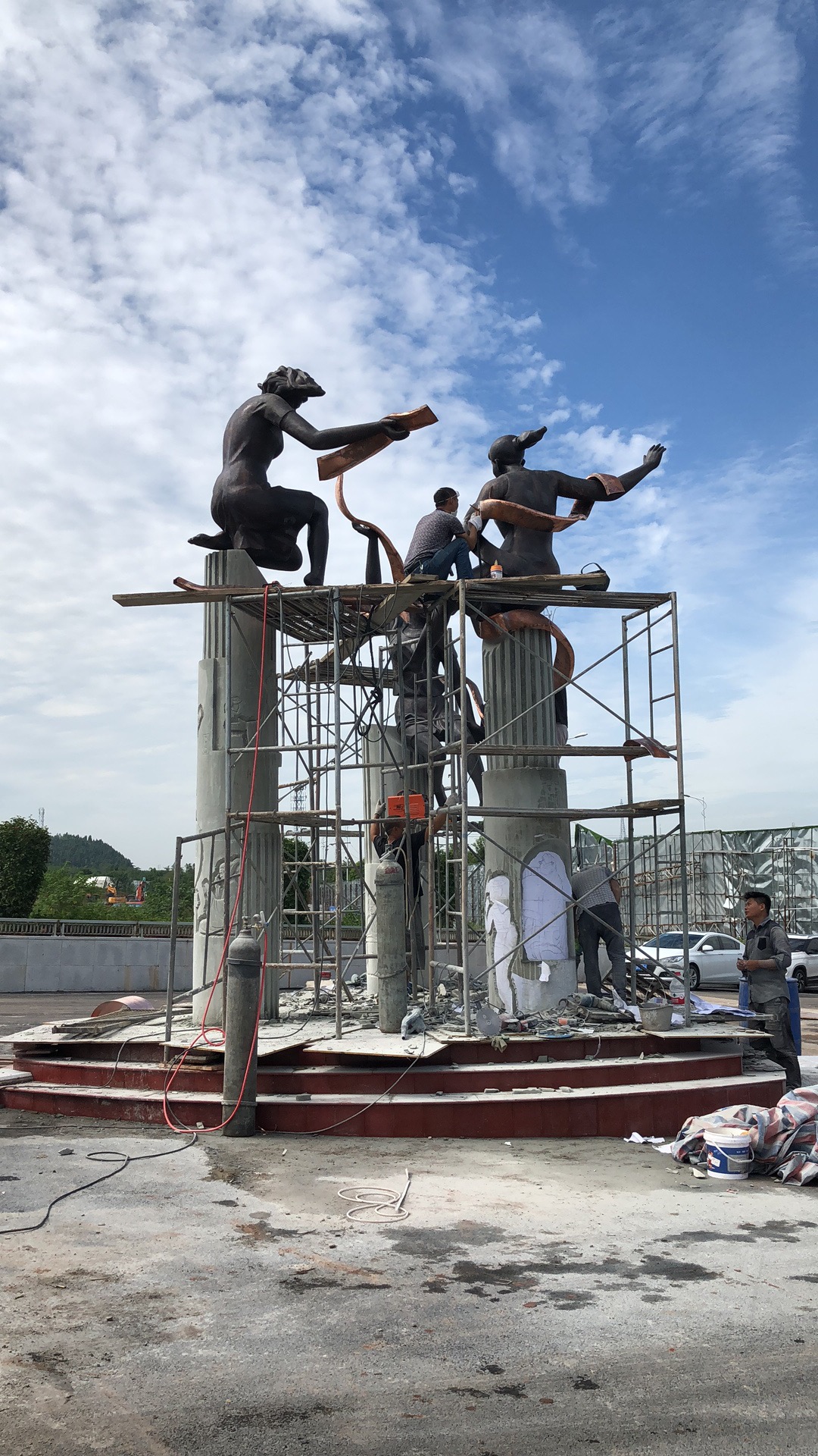 成都外国语学院 青春锻铜雕塑施工中