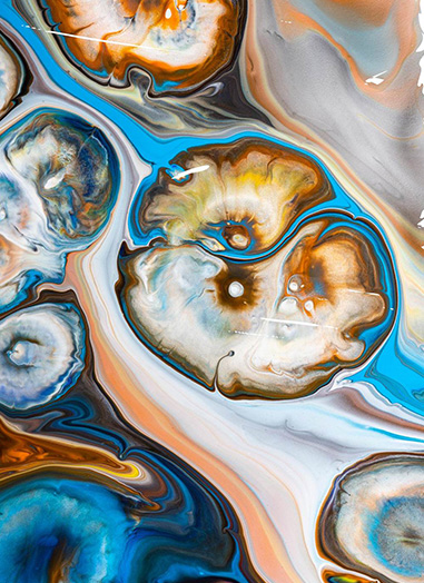 这是字面意义上所理解的"绘",即将玻璃当作画布,用特殊材料作为颜料