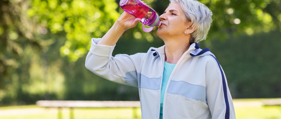 攝圖網(wǎng)_300065020_wx_健身,運(yùn)動(dòng)健康的生活方式口渴的老婦女公園鍛煉后瓶子里喝水老年女子公園鍛煉后喝水（企業(yè)商用）.jpg