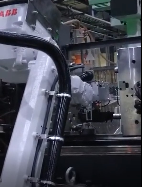 機器人在鑄造機上應用
