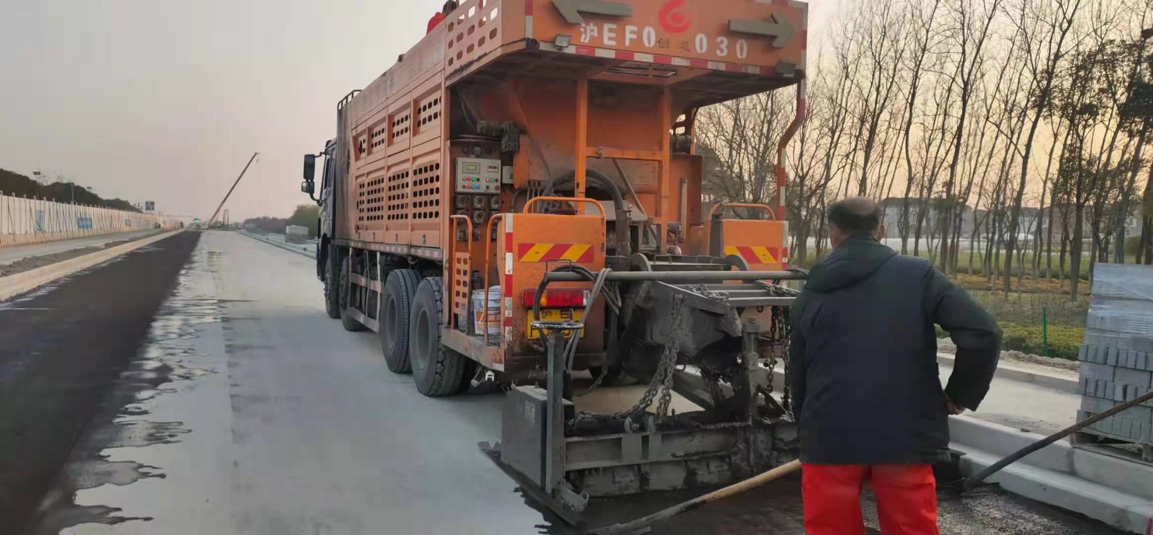 上海临港新城重大市政工程项目-两港大道道路施工稀浆封层