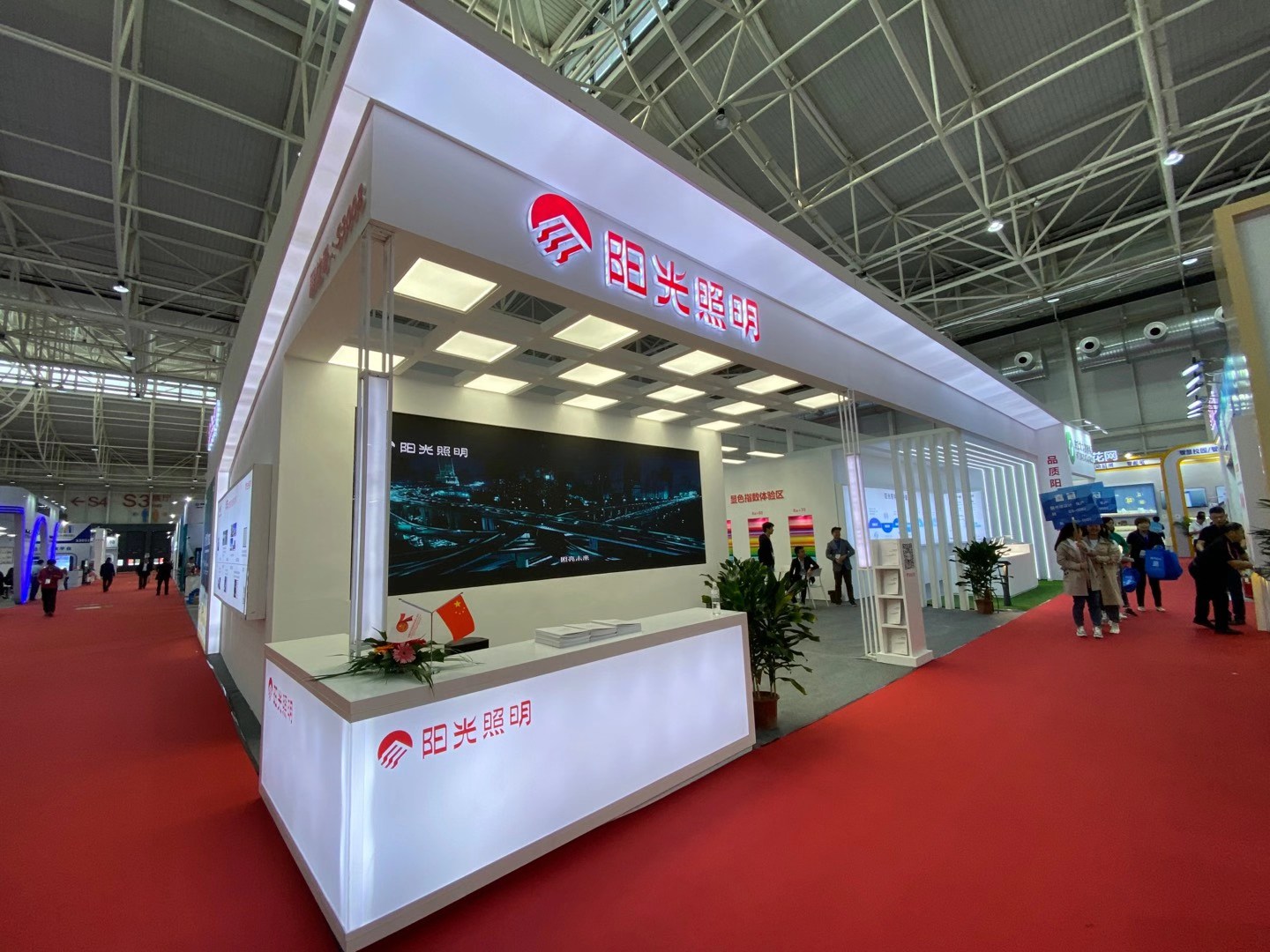 重慶教育裝備展帶你體驗防眩光教室燈