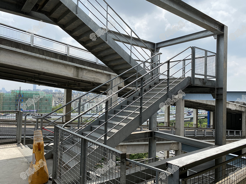 且整体效果也显得工业化,类似于其它钢结构建筑,钢结构楼梯