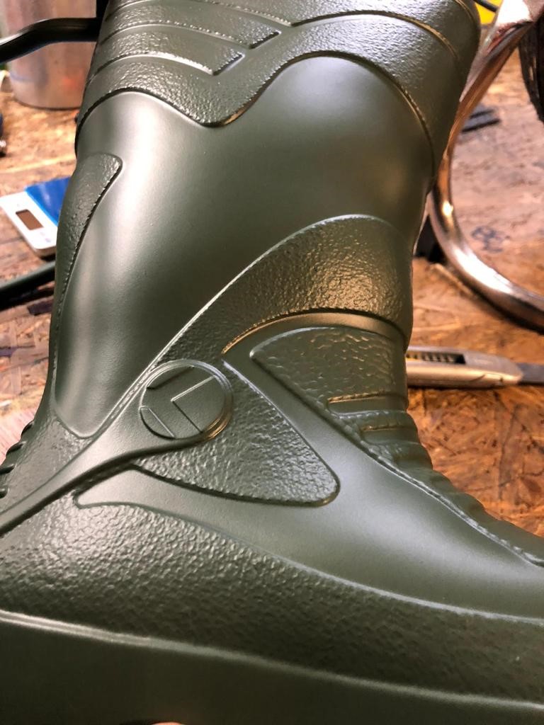 Eva鞋底脱模剂制成的靴子和鞋子 上海乐瑞固化工有限公司