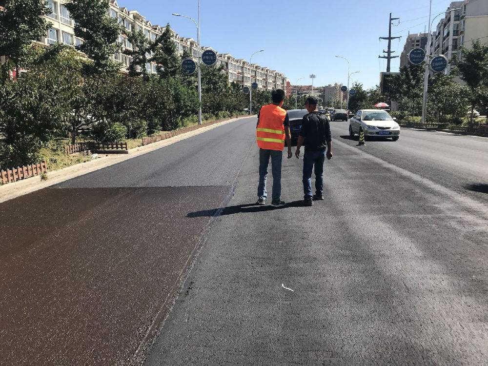东大公路稀浆封层施工现场