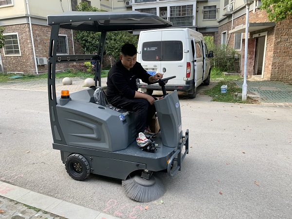 电瓶式扫地车