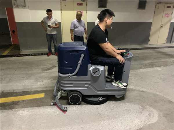 駕駛洗地機.jpg 駕駛洗地機.jpg