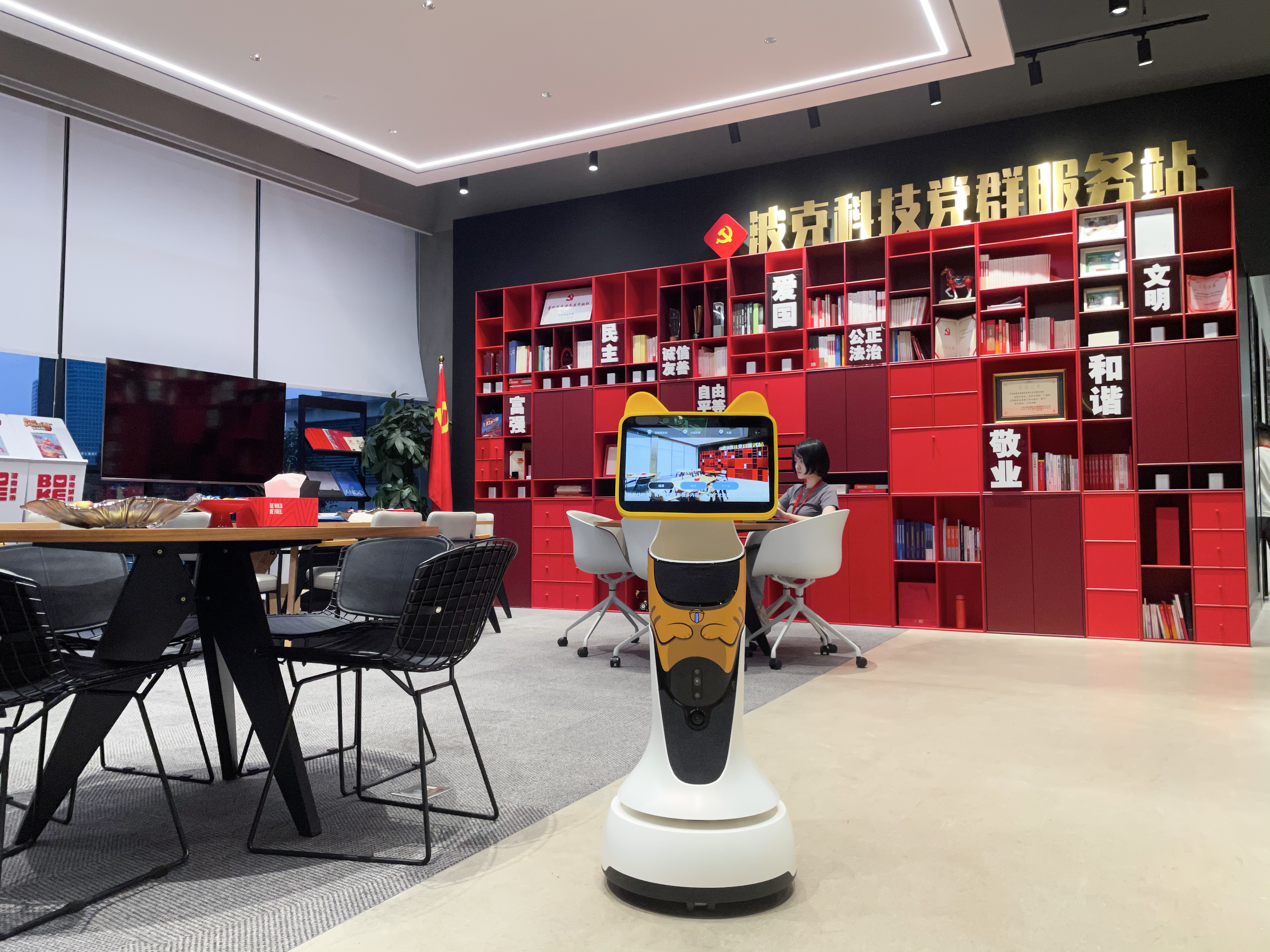 上海波克城市企业展厅2022-01-24精品游戏公司企业展厅,机器人协助