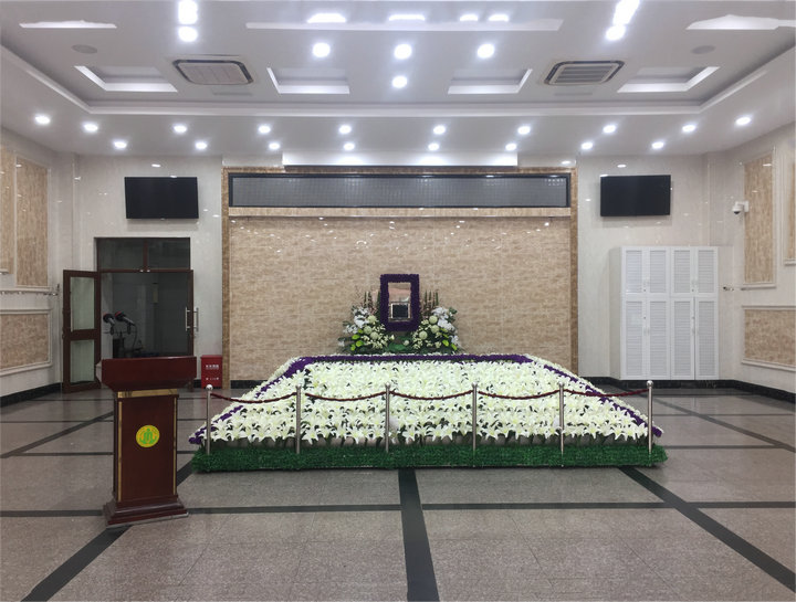 宝兴殡仪馆位于上海虹口区商圈附近,交通便利,建筑风格幽雅,现代.