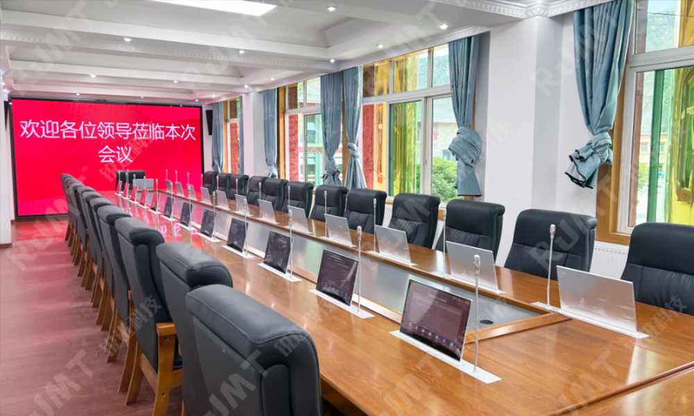 数字化转型推动传统会议向无纸化会议的演变：巴塘县政府实现数字化无纸化办公会议