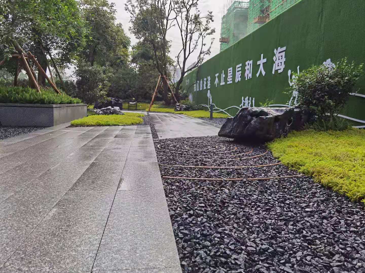 榮高園林：園林綠化養(yǎng)護(hù)是城市建設(shè)的重要組成部分。