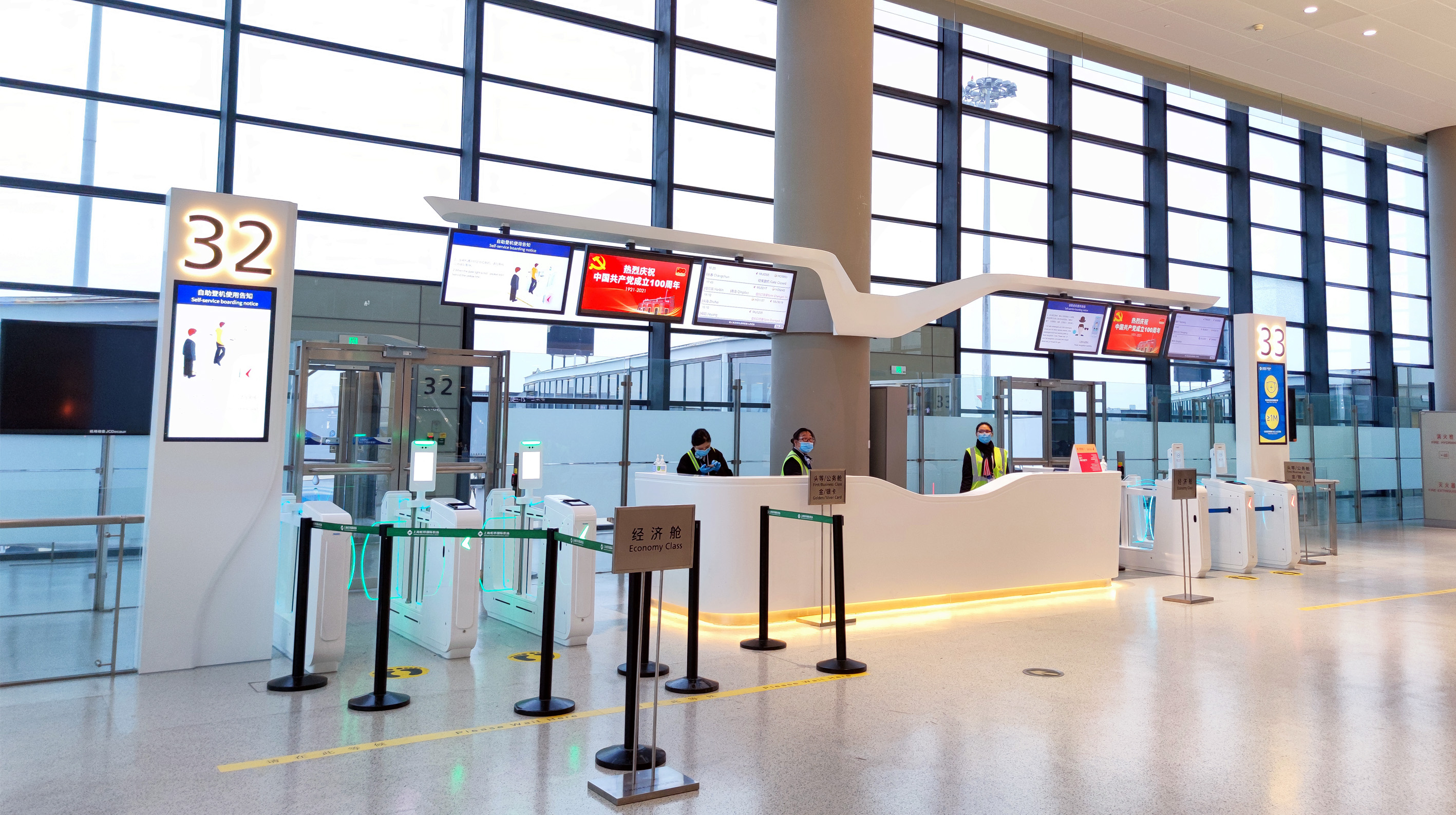 机场工作人员欢迎乘客-蓝牛仔影像-中国原创广告影像素材