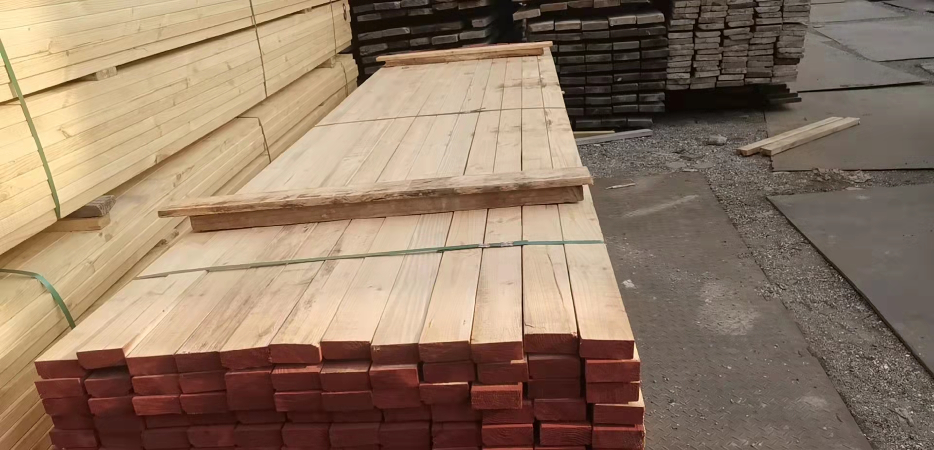 在选购时要多关注人造板,人造板材的优势在于其加工的过程中分解成