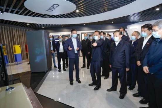 成都慧視作為雙創(chuàng)企業(yè)代表向在成都考察的國(guó)務(wù)院總理李克強(qiáng)匯報(bào)企業(yè)發(fā)展情況