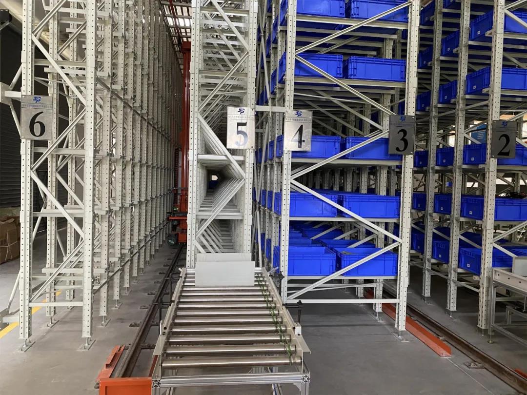 3,水平/垂直旋转式货架可以在水平面内或垂直面内沿环形路线运行.