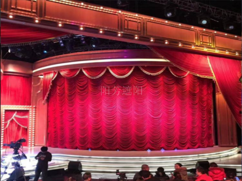 舞台幕布是各种类型的剧场影院礼堂俱乐部演播厅等舞台上不可缺少的