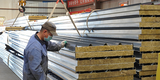 多层不锈钢屋面夹芯板材料 客户至上 山东淄泰钢结构供应;