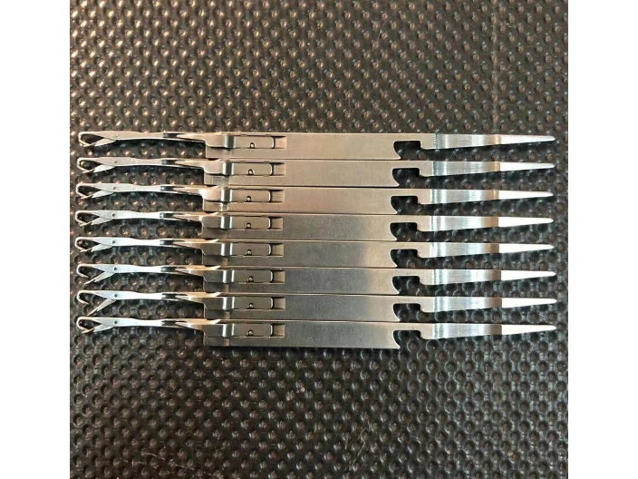 电脑横机交错集圈:三级胖花横机的活动挺针三角有两个,针板上排列高脚