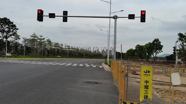 信号杆的基本结构:道路交通信号杆,标志杆应由立杆,连接法兰,造型支臂