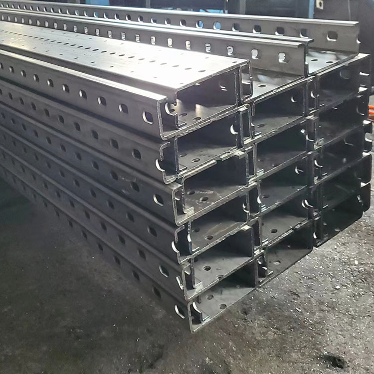 c型钢和槽钢的截面形状是有所差异的,前者被成为冷弯内卷边槽钢,由此