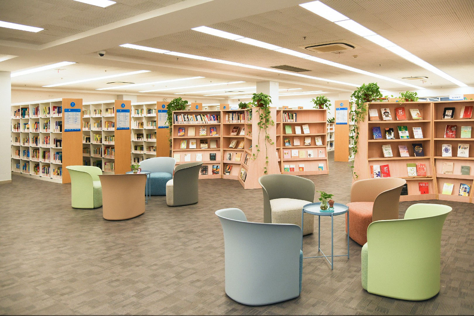 休闲阅读区自习区图书馆拥有智能图书安全检测门,导读屏,桌面式自动借