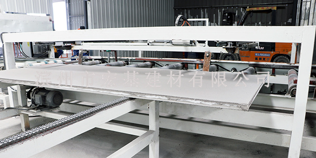 天津保温复合板设备多少钱 滨州市宏基建材供应