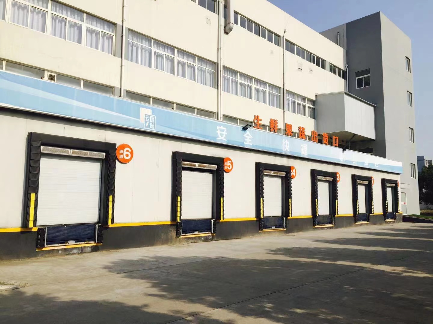 工業(yè)滑升門