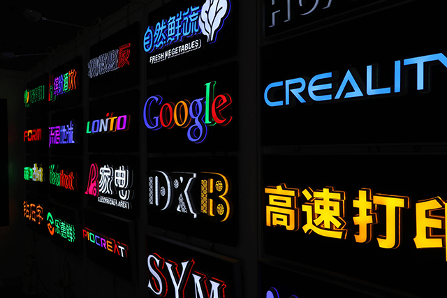 迷你字受限于材料成本,当迷你字过大时,成本直线上升,越大越单薄,立体