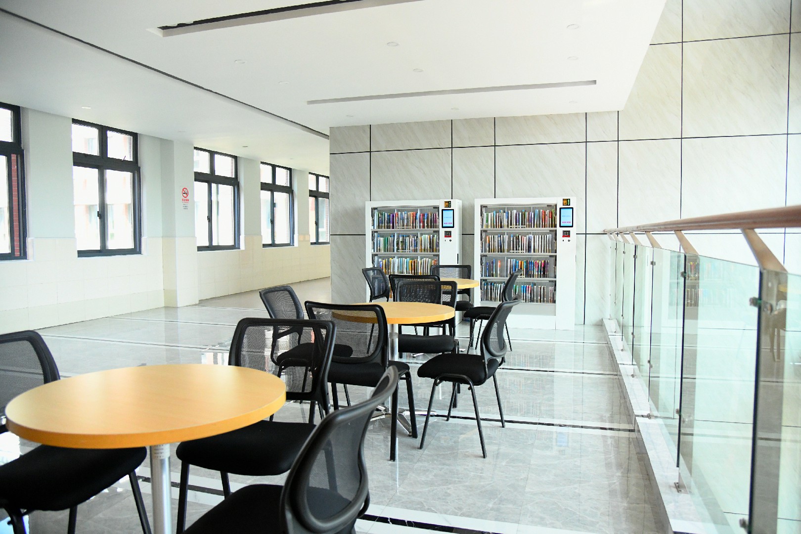 上海市松江区九亭第二中学智慧图书馆