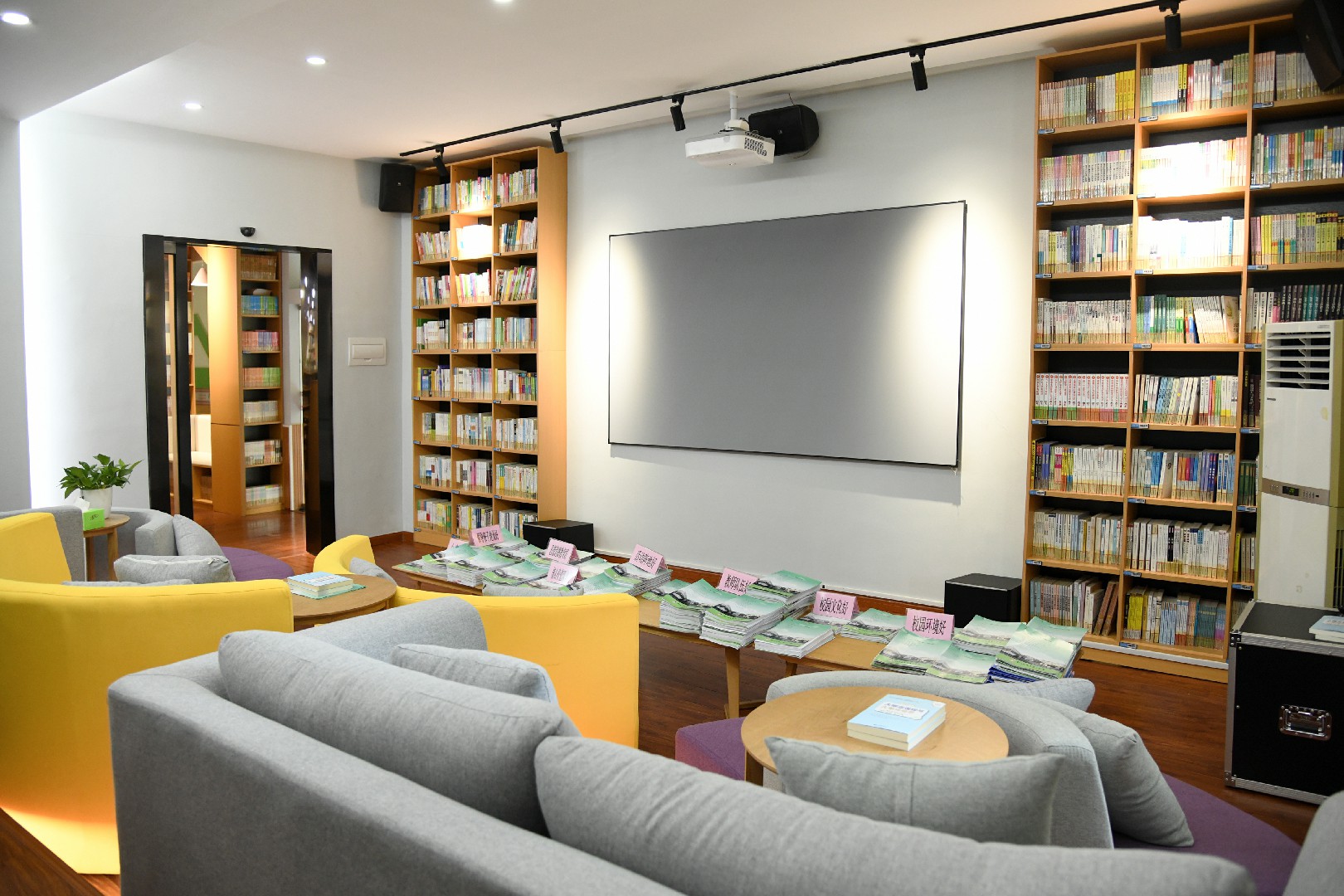 上海市松江区九亭第二中学智慧图书馆