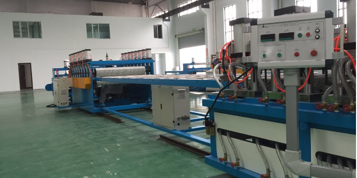 安徽PVC发泡板生产线设备机器生产过程