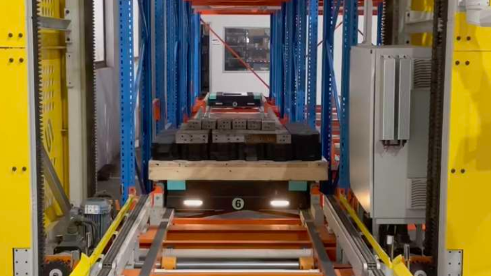 成都生产线应用的穿梭机器人提升机厂家供应 上海鑫锐通物流科技供应