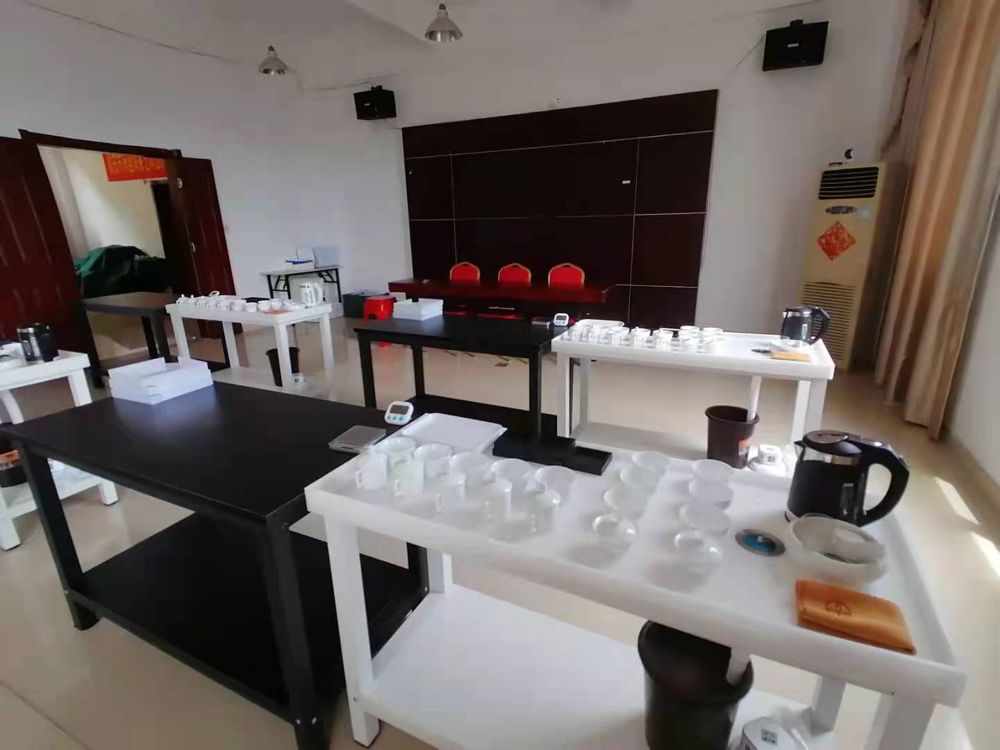 它包括了各种用于鉴别,评估茶叶色,香,味,形的工具