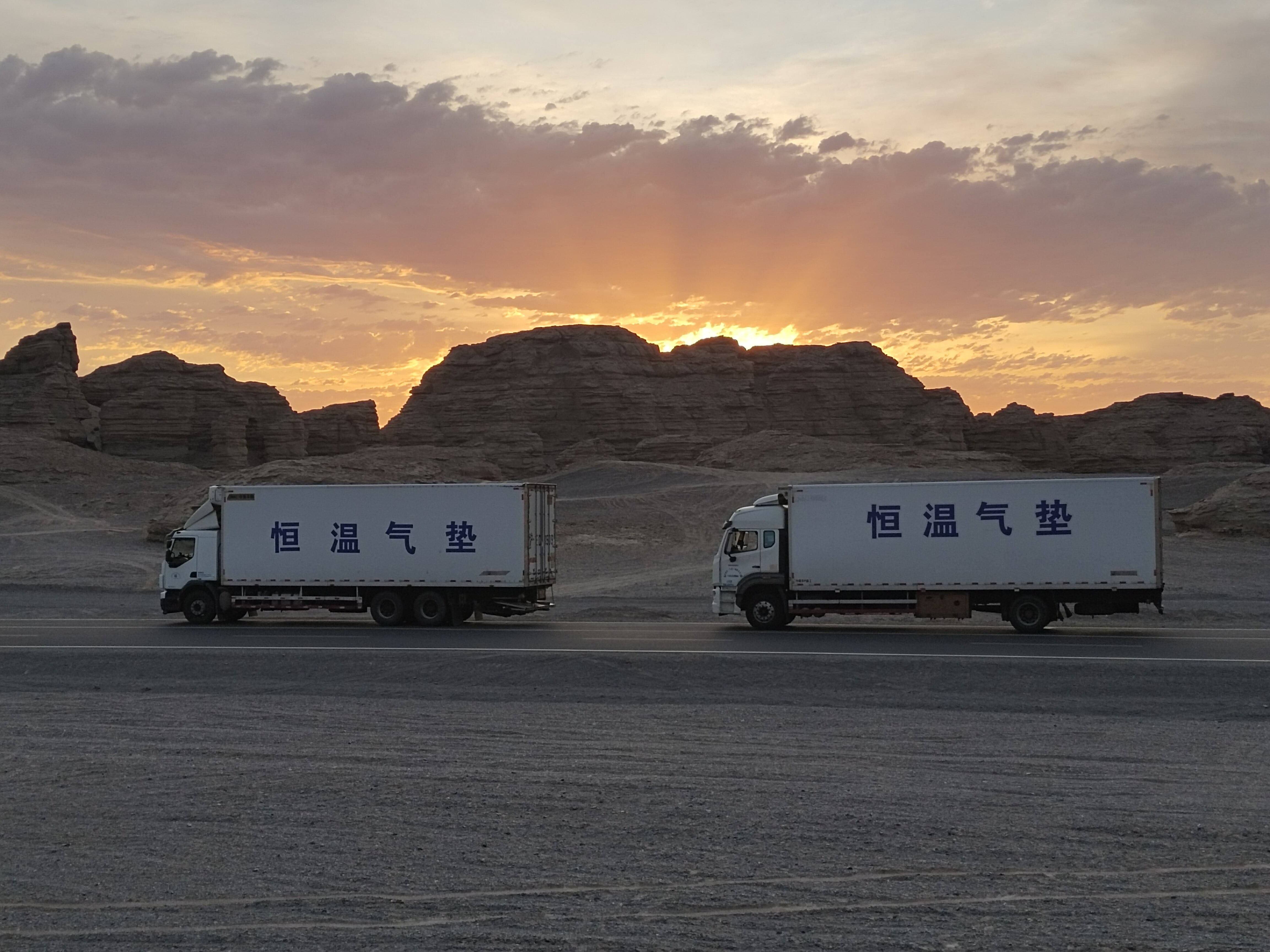 公司旗下有:气垫车运输,普货运输,大件运输.