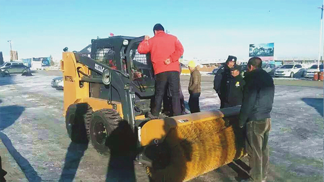 拖拉机扫雪滚刷加工厂 徐州屈恩工程机具供应