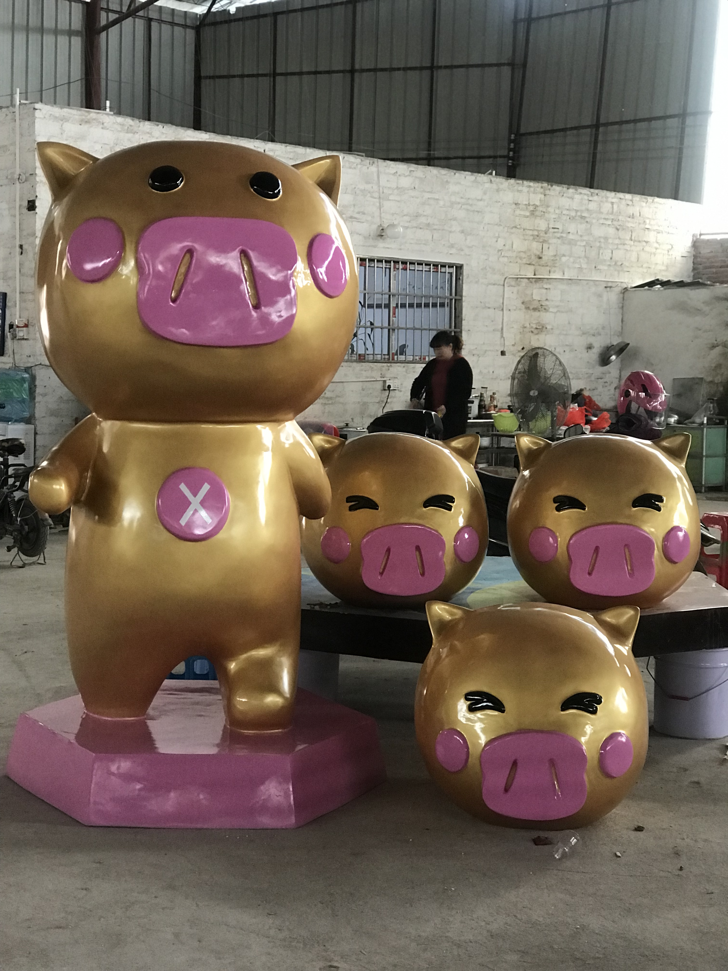 金豬抱福雕塑-名圖
