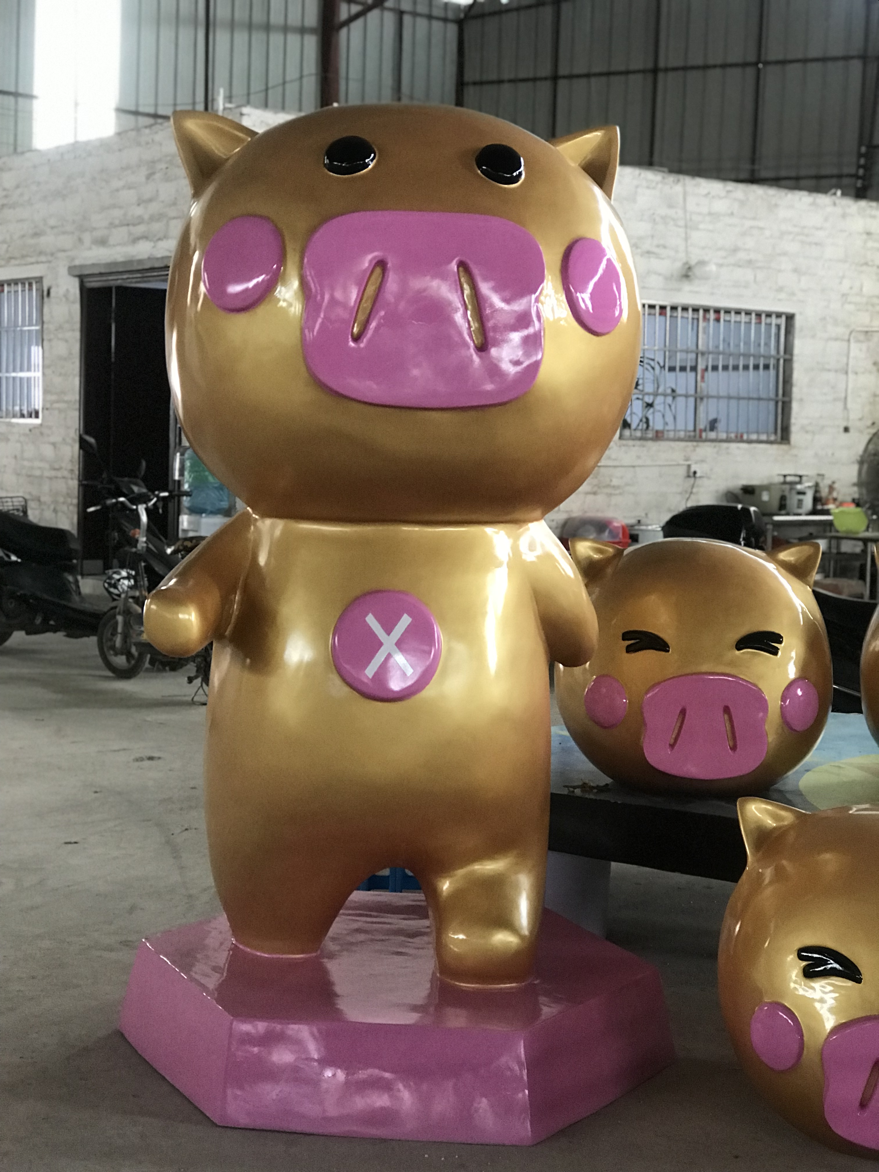 金豬抱福雕塑-名圖