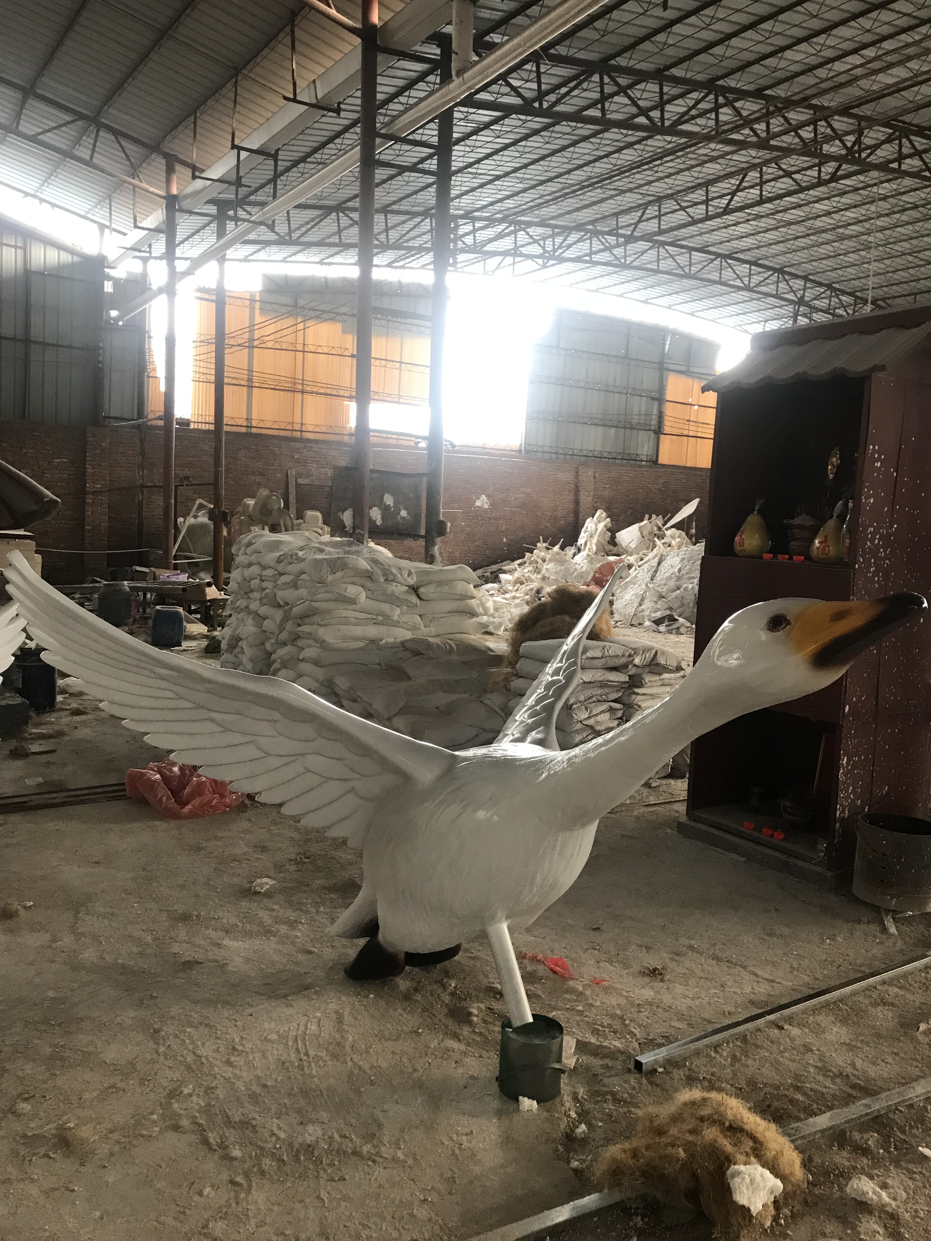 展翅鵬飛的大白鵝雕塑-名圖