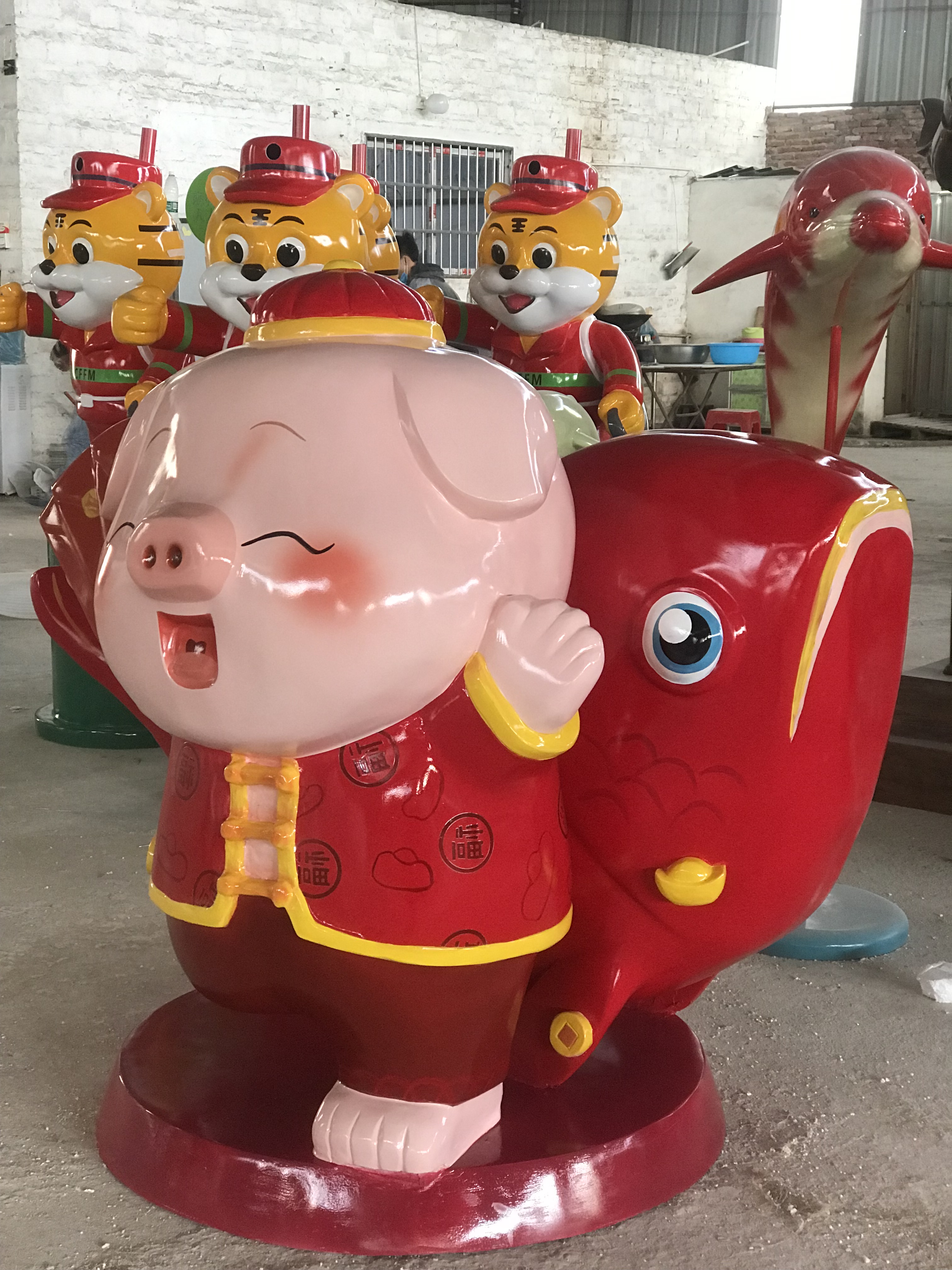 金豬抱福雕塑-名圖